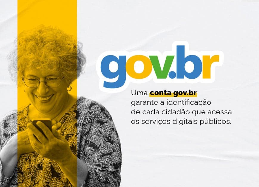 Pessoa acessando seu documento digital pelo celular